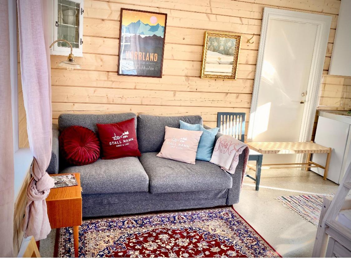 Scenic Small Guesthouse On Horse Farm By The Lake Frösö エクステリア 写真